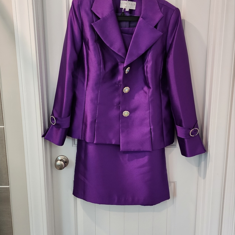 Ladies 2pc suit. Never worn.